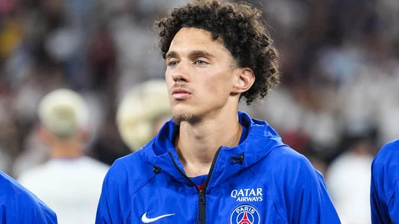 Maghnes Akliouche en action lors de ses débuts au PSG