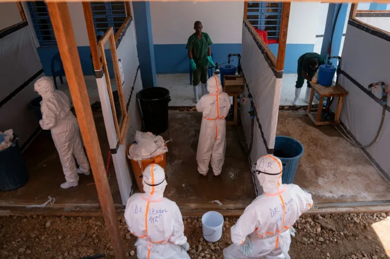 Équipe médicale en combinaison de protection contre Ebola en RDC