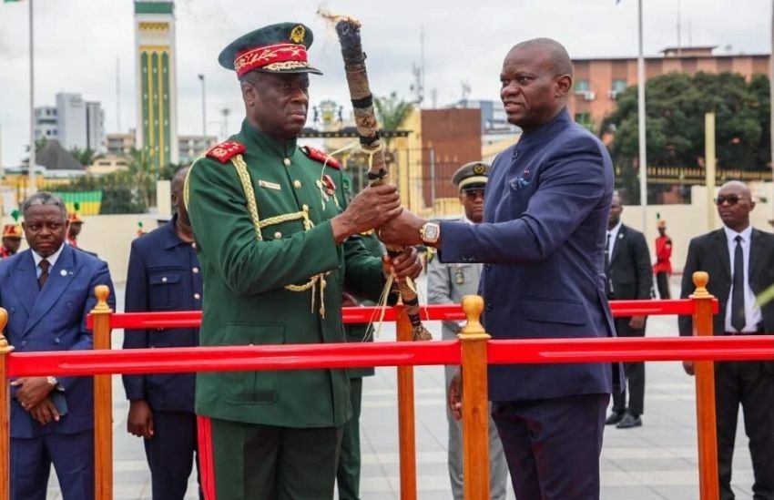 Brice Clotaire Oligui Nguema et le dirigeant bissau-guinéen lors d'une cérémonie officielle