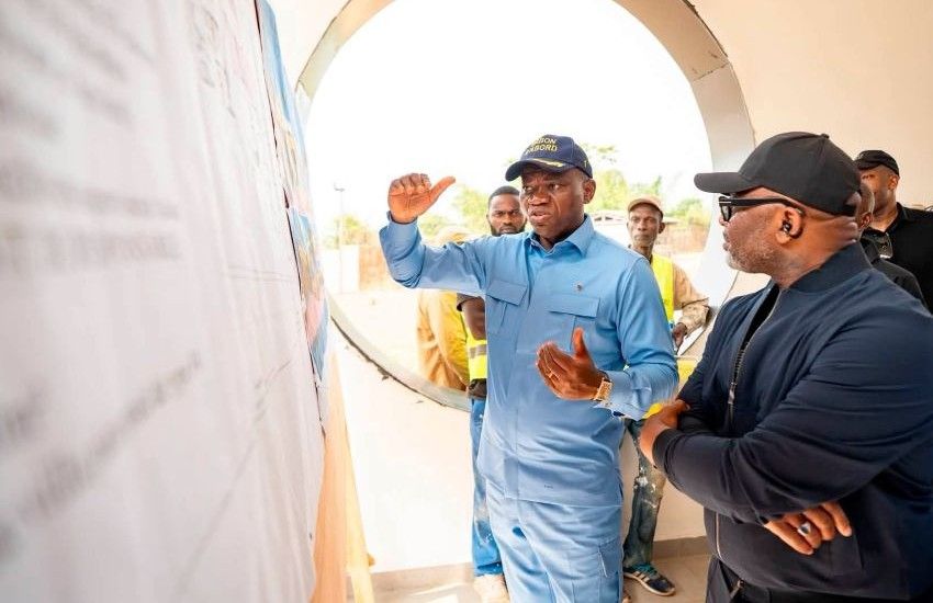 Le président gabonais Brice Clotaire Oligui Nguema en visite sur un chantier à Franceville