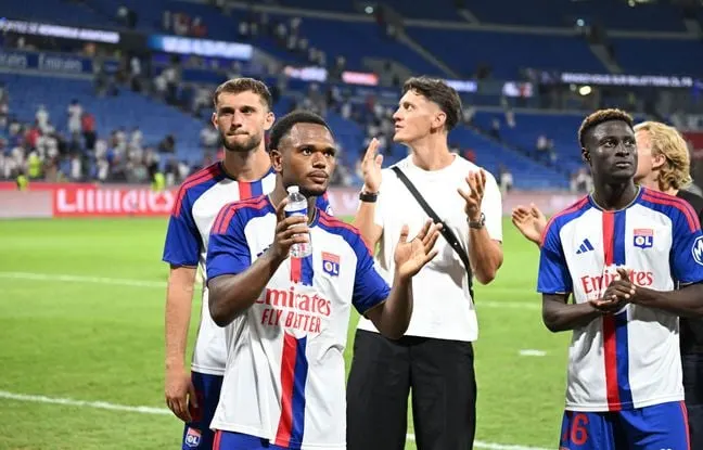 football équipe lyon joueur célébrant sur le terrain