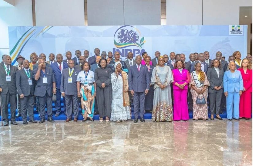 Personnes âgées souriantes lors d'une cérémonie officielle au Gabon