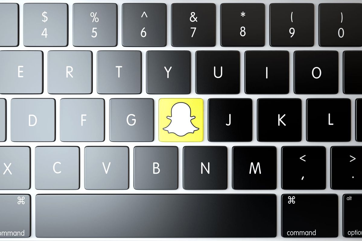 Jeune utilisateur de Snapchat à N'Djamena observant son reflet dans un miroir